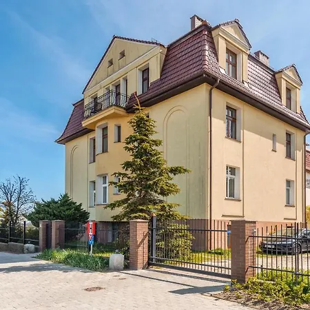 Traugutta Plaza, Sun & Snow *