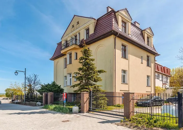 Traugutta Plaza, Sun & Snow *