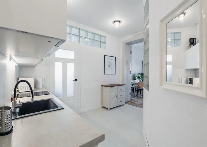 Traugutta Plaza, Sun & Snow *